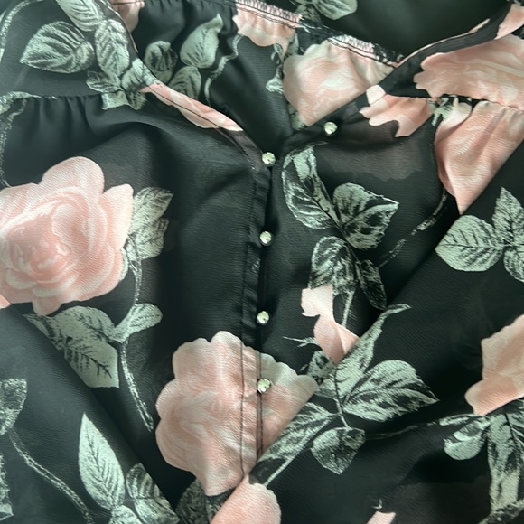 Beautiful guess blouse - Picture 3 of 4